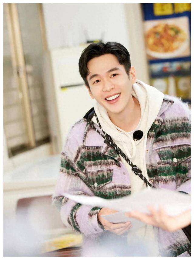 张若昀,这位1988年8月24日出生于北京的阳光帅气男演员,从小就展现出