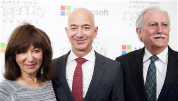 2018年3月6日,福布斯2018富豪榜发布,杰夫·贝索斯以1120亿美元的身价