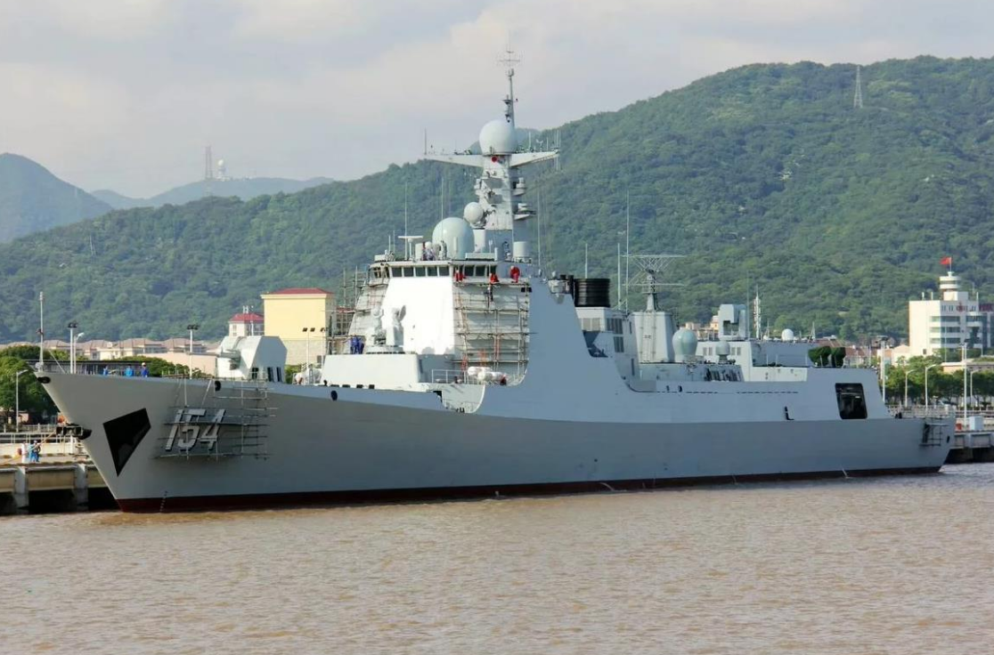 "银川舰"的对海打击武器包含1座h/pj-38型130mm单管舰炮和鹰击18反舰