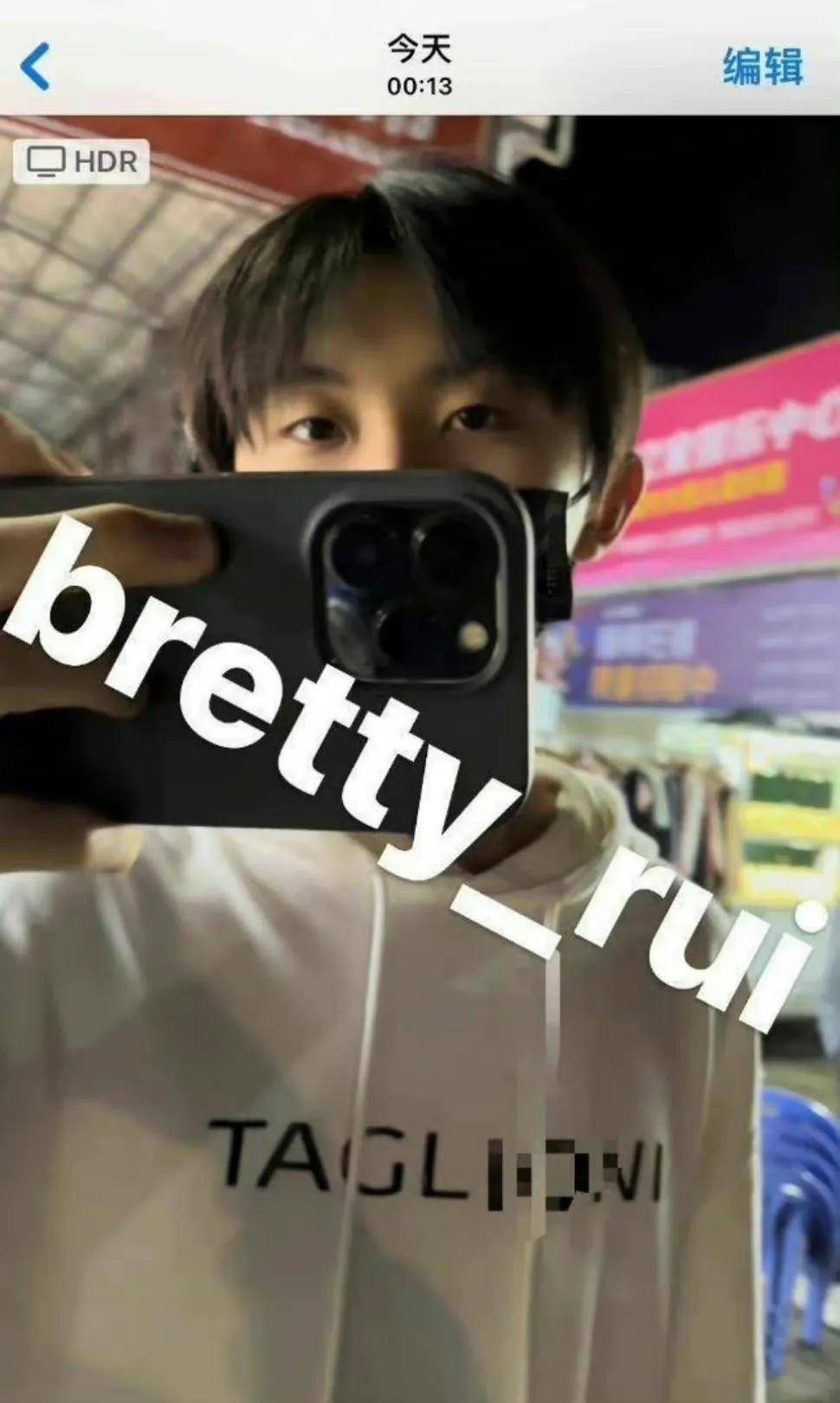 随即,马嘉祺掏出手机对着私生饭就是一顿拍摄,可以他的行为是大胆的