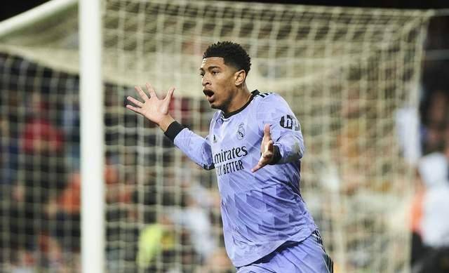 值得一提的是,希尔-曼萨诺是如今西班牙足球裁判的领物,他在"小公主"