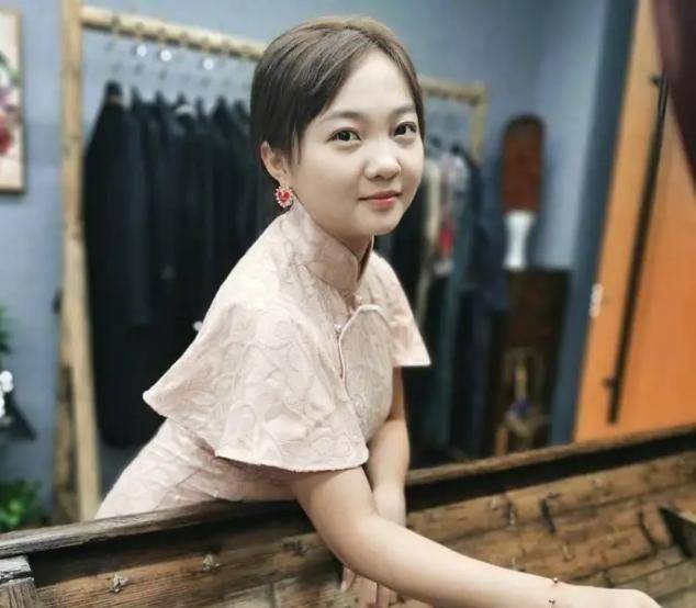 林妙可的脸色白皙.本来,穿任何颜色的衣服,都能让她的肤色更白更亮.