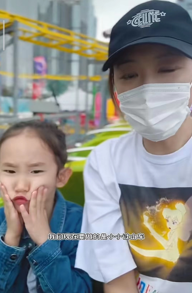 应采儿带儿子坐过山车,hoho高马尾发型很帅气,和父亲陈小春共用一张脸