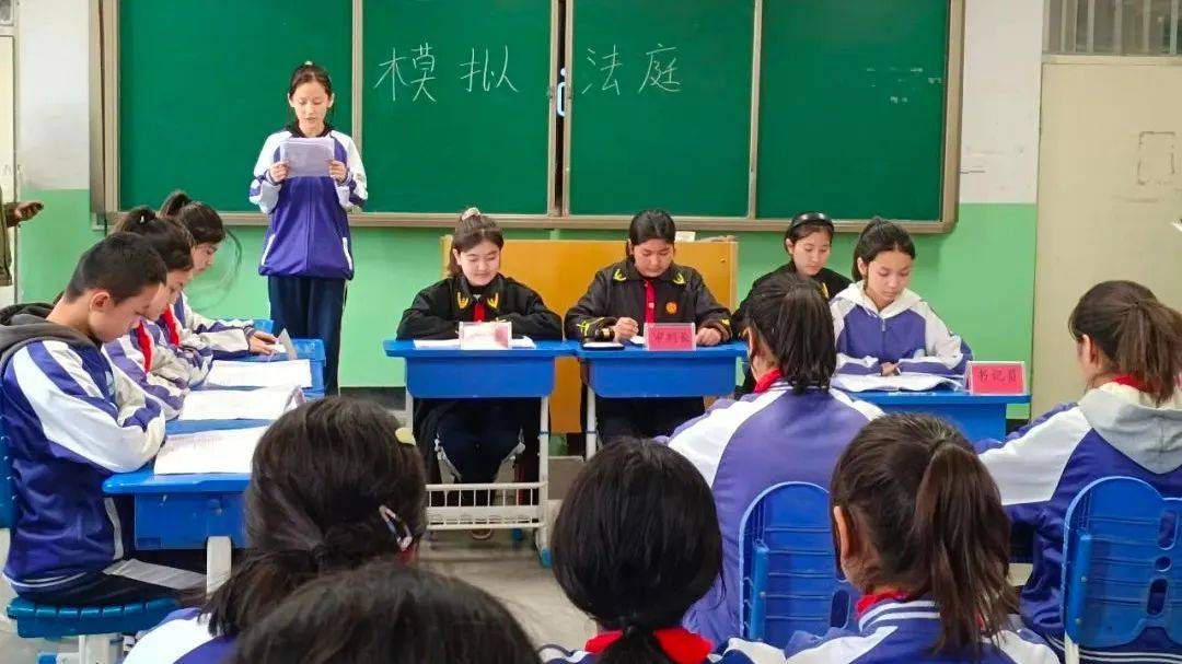 沙雅县第四中学七年级学生图玛日斯·艾克拜尔说:"参加今天的法治宣传