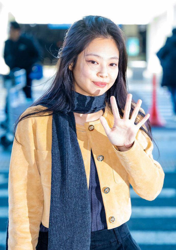 jennie穿香奈儿外套搭黑色围巾黑色阔腿裤,笑容灿烂软萌又有稚气_感觉