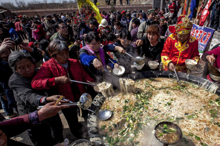 煮出近"千碗"面条,上千人同时吃汤面,人多吃饭香_一大_大锅饭_什么