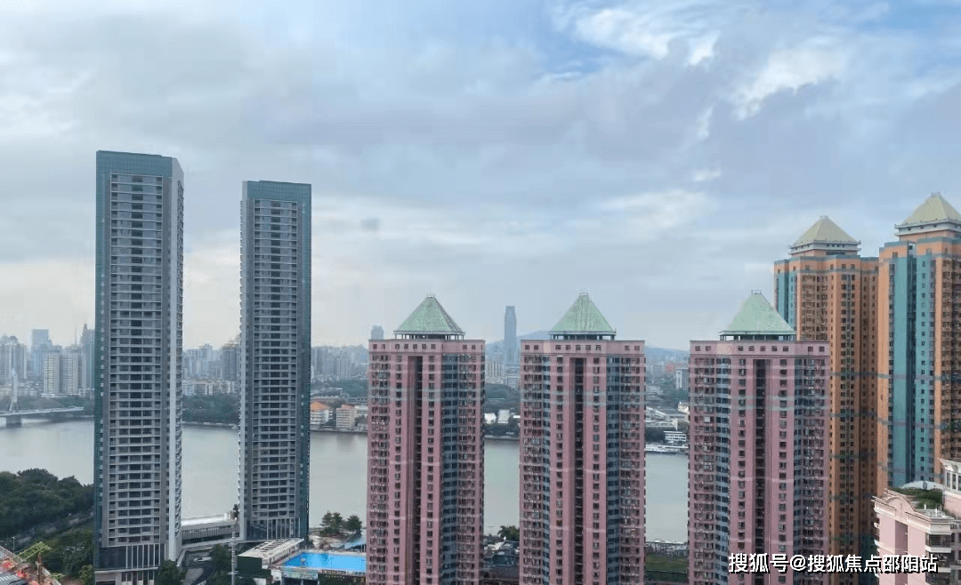 海珠半岛花园位于滨江东路,珠江泳场旁,是滨江东的一线江景大型豪宅