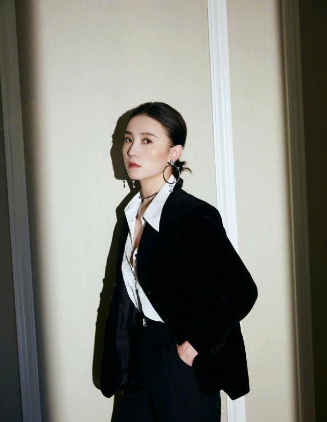 宋佳气场太强了,一袭干练西装亮相某活动,粉丝直呼最美小花!