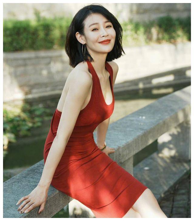 《门第》罗小贝扮演者于明加坐地铁,偶遇认真看书的美丽风景.