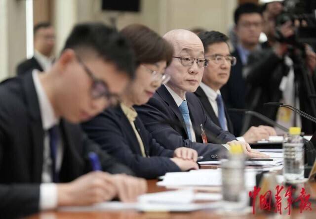 中青报·中青网记者 李峥苨/摄3月3日下午,北京,人民大会堂一层新闻