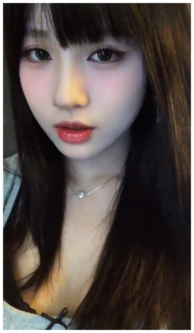 汪峰女儿小苹果曝光英国游照,时尚火辣颜值高,酷girl倾城出镜_章子怡