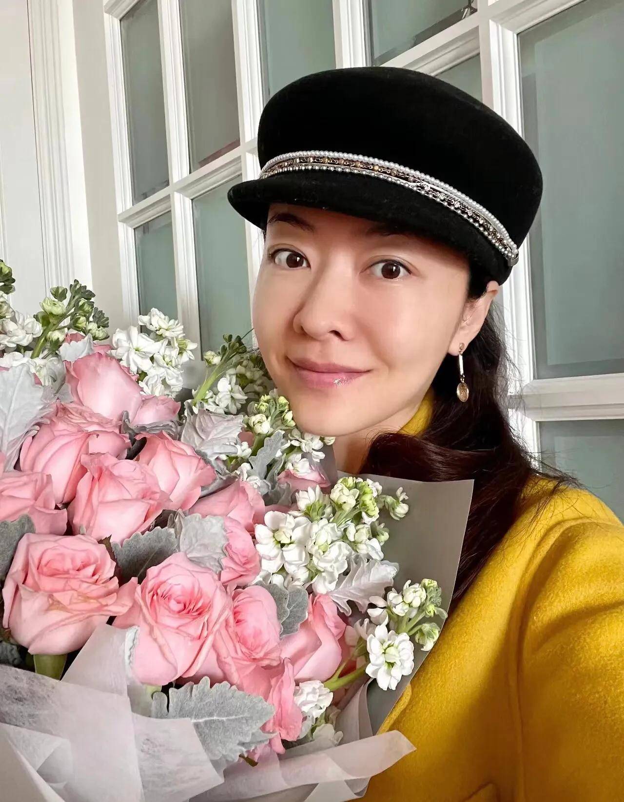 从照片中看到,42岁的熊黛林貌似素颜出镜,手捧99朵粉红色玫瑰花,皮肤