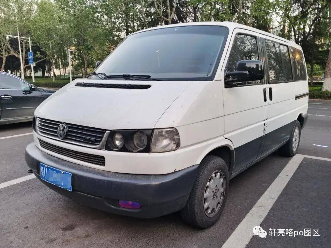 拍摄,一台悬挂山东青岛车牌的大众t4凯路威/volkswagen t4 caravelle