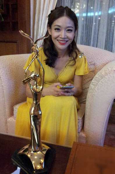 出道十五年零绯闻,美貌不输李小冉,被张嘉译捧了四次终于火了_维维