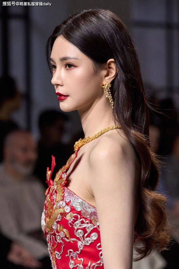 沈梦辰巴黎穿龙凤袍走秀吸睛度100分!