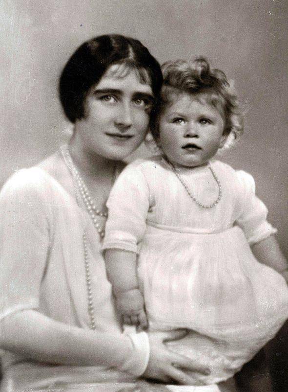 珍贵老照片:英国女王小时候的模样好可爱,婴儿时期就爱笑_伊丽莎白