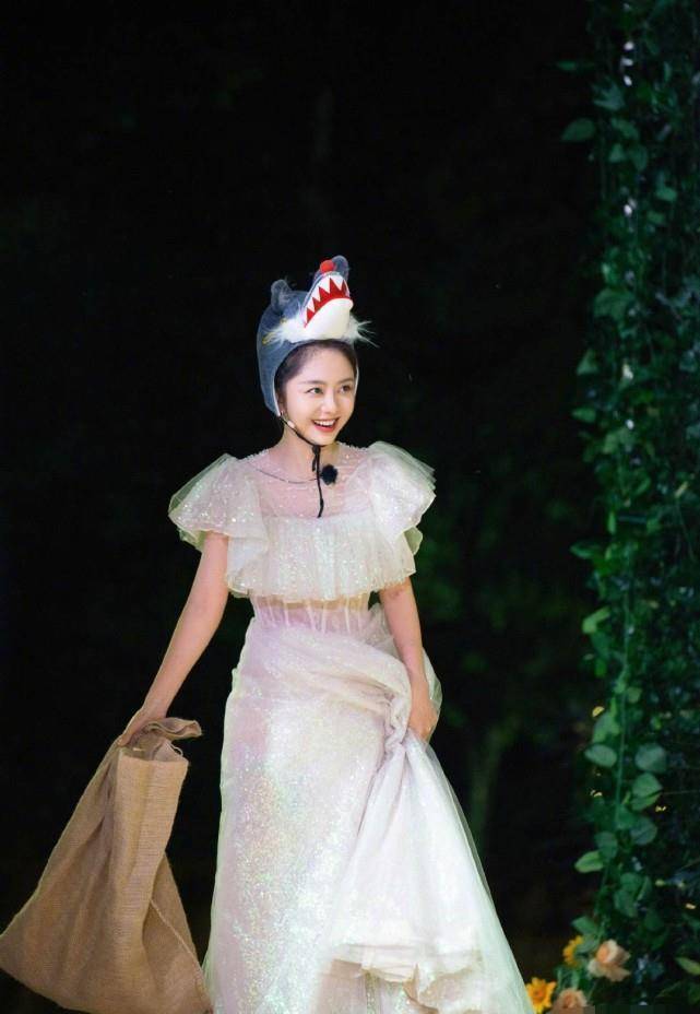 戴着金色皇冠的小朋友拿着魔杖冲着台下屈膝行礼,谭松韵也提起了自己