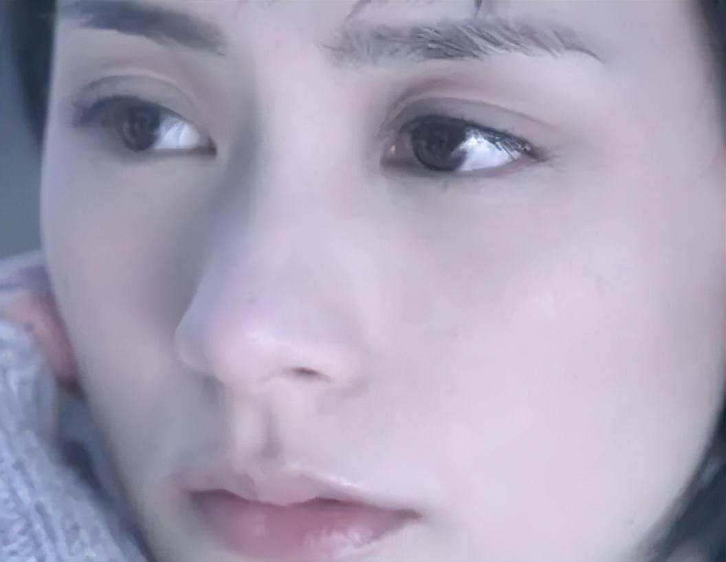 《前度》里的阿娇,不打扮不化妆,凌乱的头发,几乎是素颜出镜,还是美得