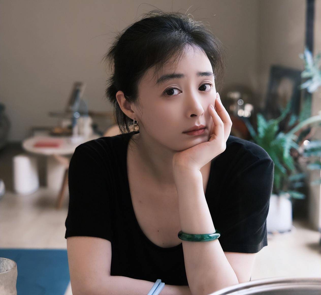 时尚时尚的脸,身材却是干瘪五五分,瞬间拉低了档次_金晨_何晴_鞠婧祎