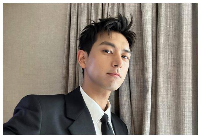 其次,李现的脸部轮廓也非常精致,他的五官看起来非常协调,没有明显的