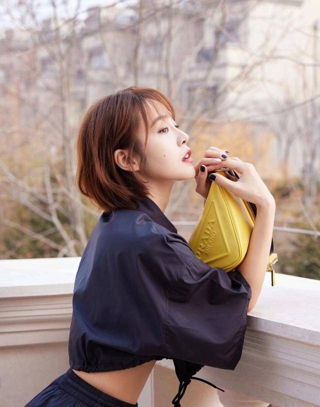 张佳宁的新恋情曝光了,她被拍到与一名男子亲密互动_公众人物_明星