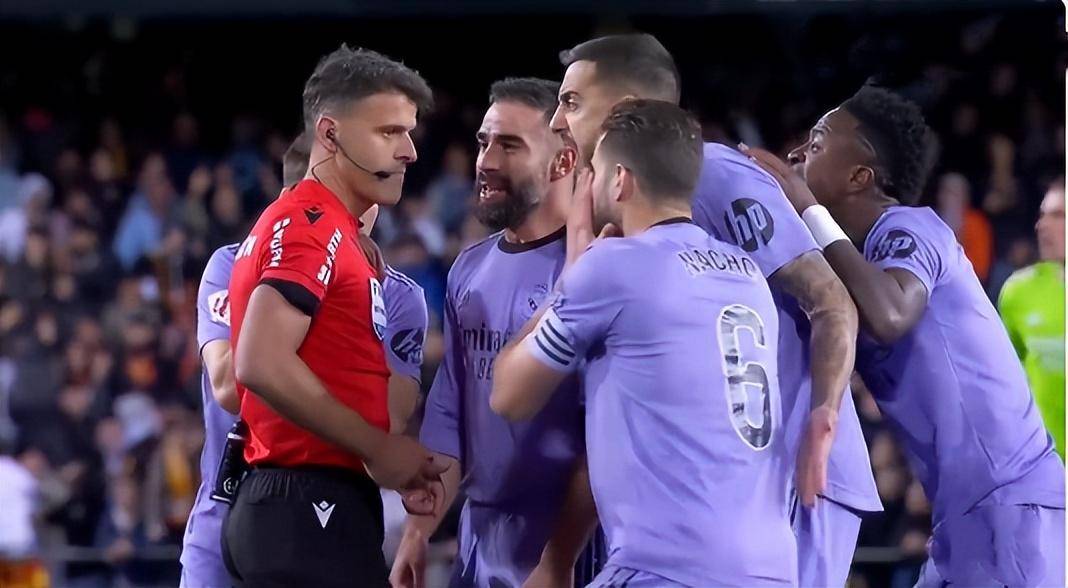 吹掉皇马绝杀还套红牌的裁判 曾吹罚巴萨6个点球_曼萨_比赛_西甲