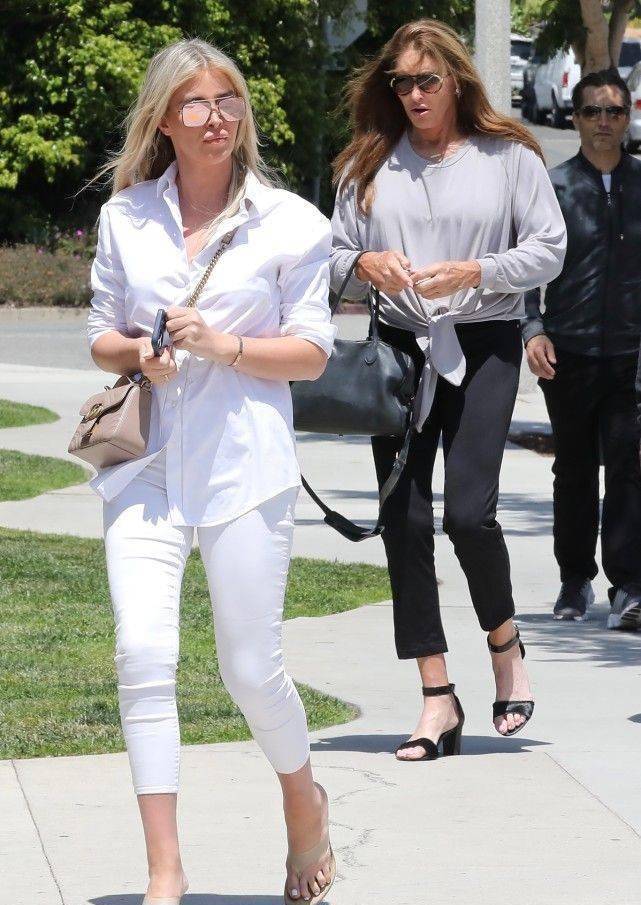 卡戴珊72岁变性爸爸亮相,骨骼变形青筋突兀,26岁女友香肠嘴抢镜_造型