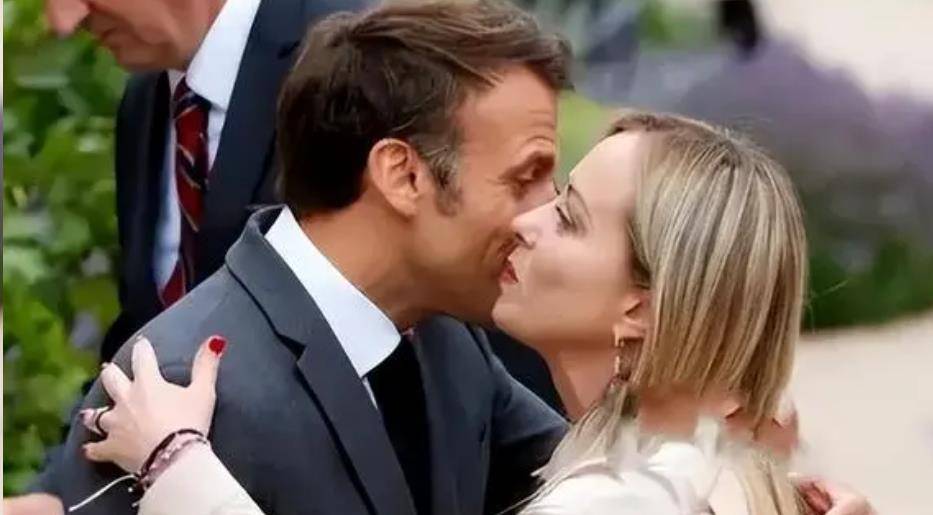 马克龙和拉脱维亚总理行吻面礼,真的热情,大24岁布丽吉特没随行