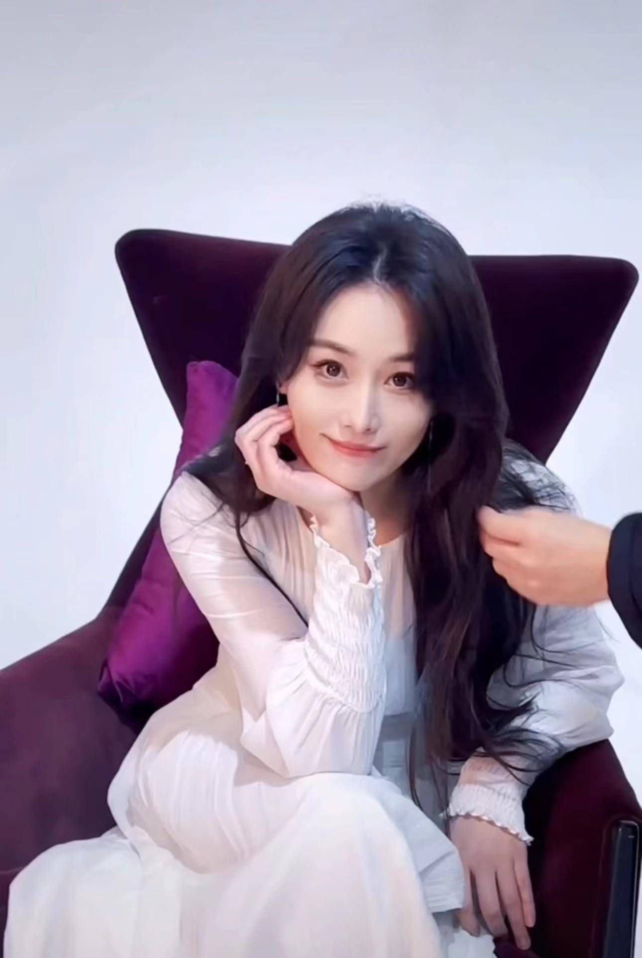 张馨予与何捷过情人节,腹部隆起疑似有喜,撞脸赵丽颖引热议