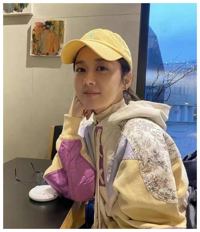 43岁的韩国女星张娜拉最近在社交媒体上晒出素颜近照,惊艳了众多粉丝