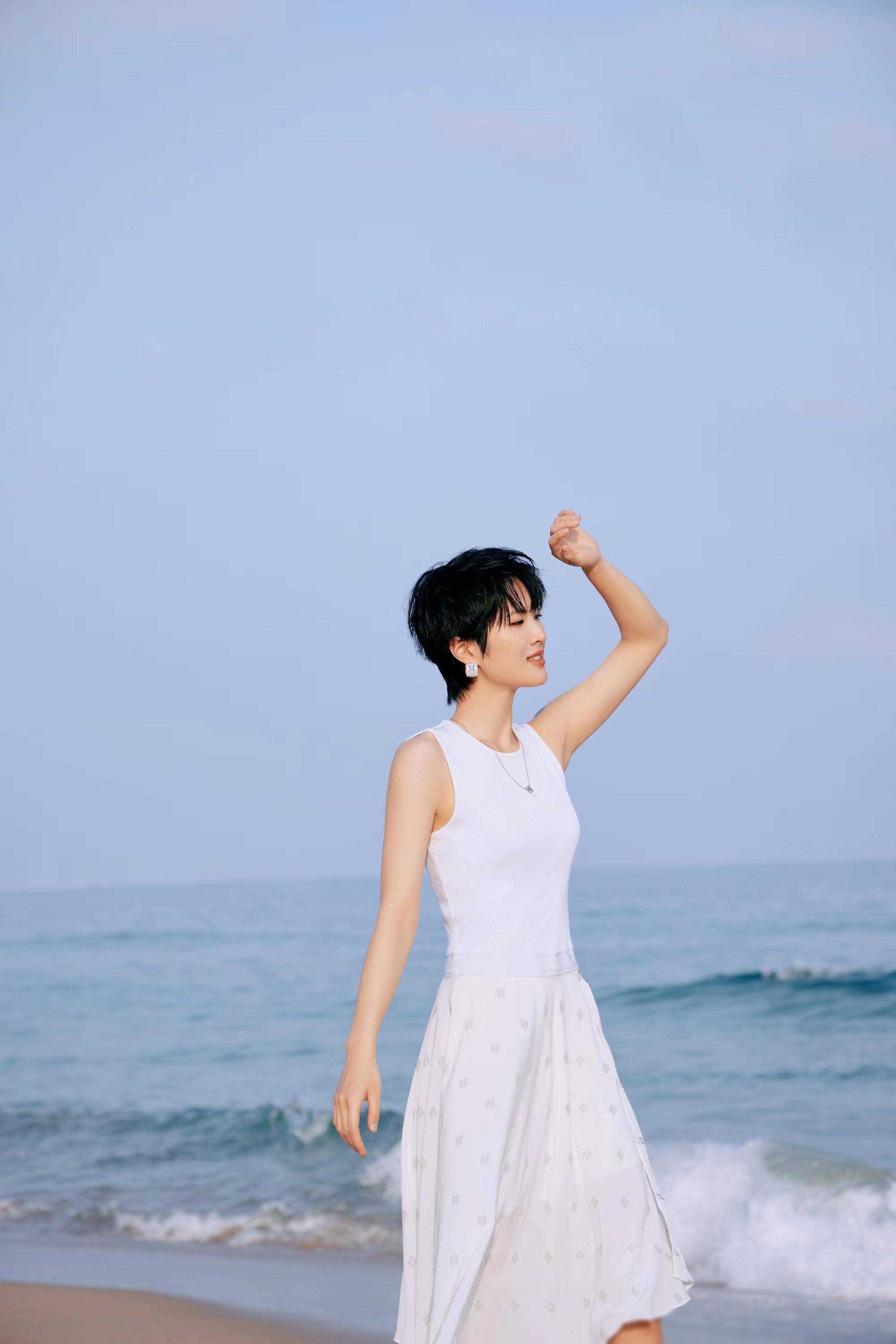 姚安娜荣任华为形象大使!白裙晚宴惊艳全场,气场直逼孟晚舟,新