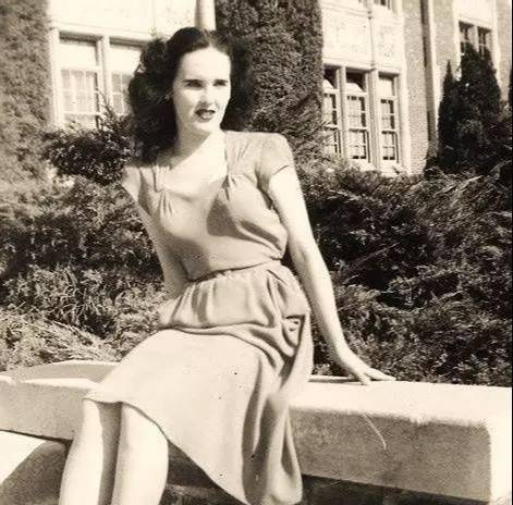 相比其他男人,马特对伊丽莎白非常好,两人甚至到了谈婚论嫁的地步.