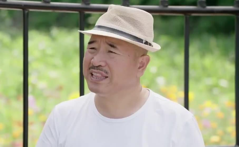 2003年王小利加入本山传媒,同年出演《刘老根》中的宋秃子,凭借着