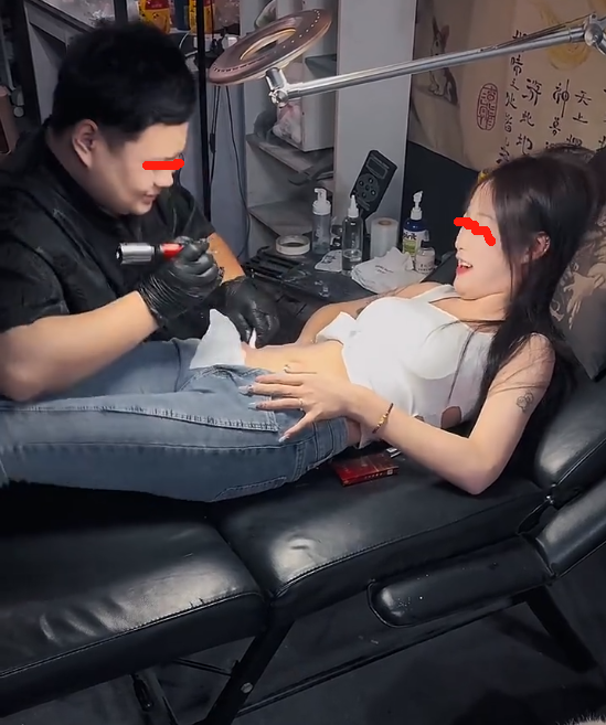 女子在胯间纹身,腰带大开任由纹身师操作,毫不在意碰到尴尬位置_因为