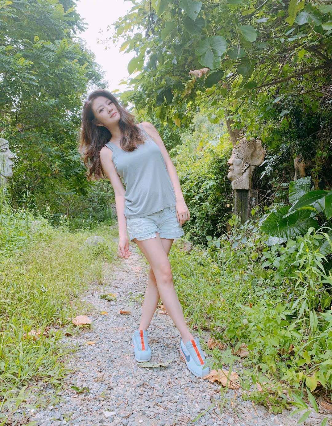 原创安以轩晒小时候与66对比照感慨做妈妈后的不容易一家三口犹如复制