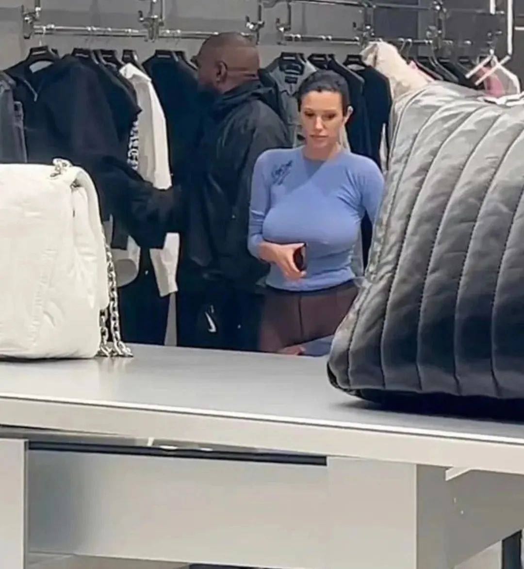 原创侃爷新欢bianca的惊人穿衣风格引发热议