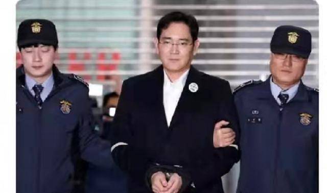 穿西装戴手铐表情真淡定,李富真比他强多了_黑色_李在镕_造型