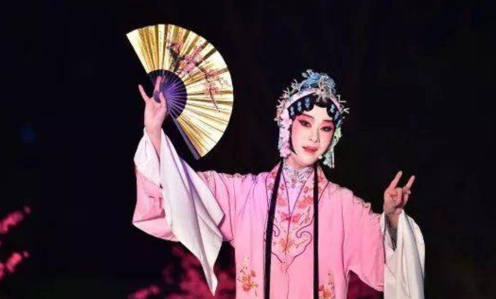 个人的关心,坂东玉三郎作为一位艺术家,始终希望董飞这位京剧界的新秀