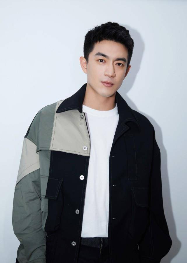 谭松韵新剧官宣,与林更新搭档身高差瞩目,可林更新照片却被网友吐槽