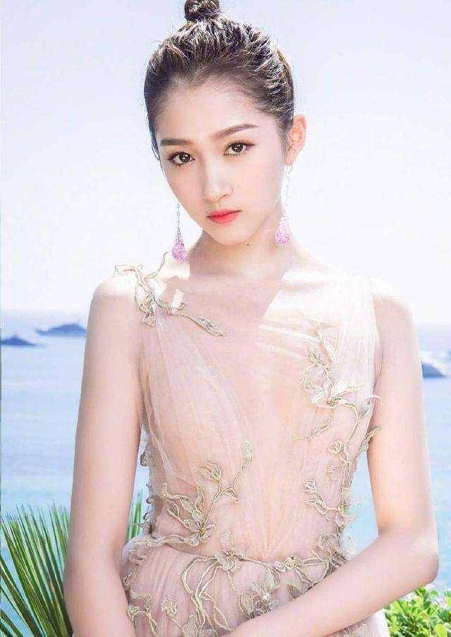 关晓彤早年泳衣照曝光,扎双马尾对镜头卖萌,鹿晗眼光真够刁钻!