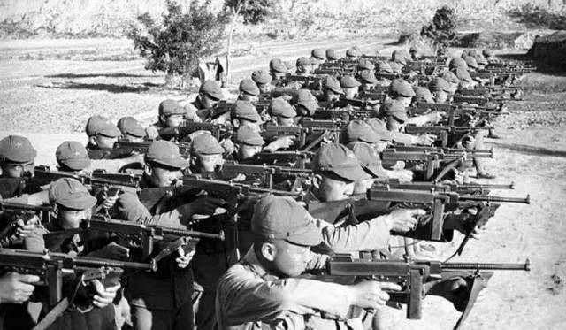 这位勇武盖世的机枪班班长名叫李克新,安徽金寨人,出生在一户贫苦的