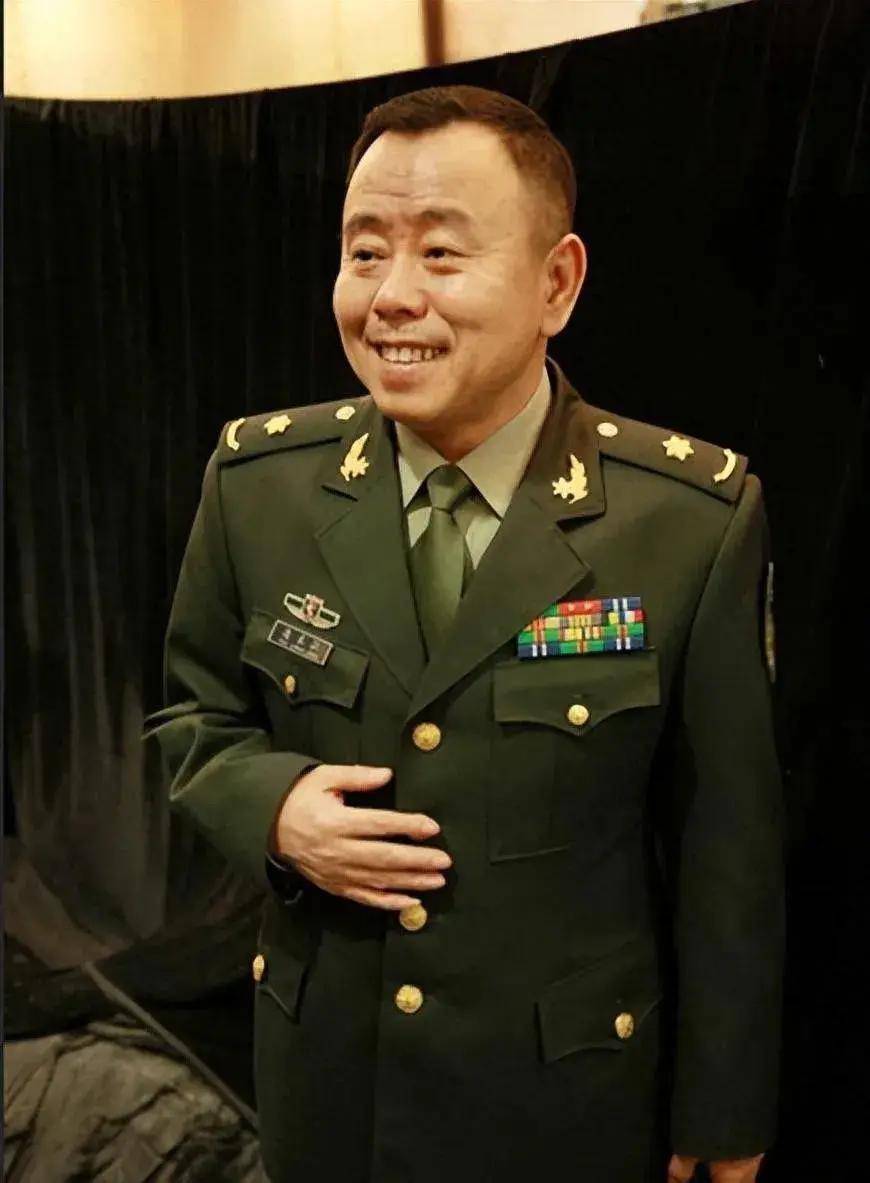 他不仅用自己的才华服务于军民文化生活,更是意外地被授予大校军衔