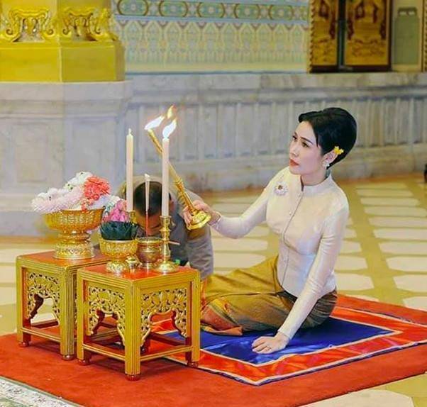 原创诗妮娜看着没心机雏菊胸针搭小黄花好看跪坐水泥地仍笑靥如花