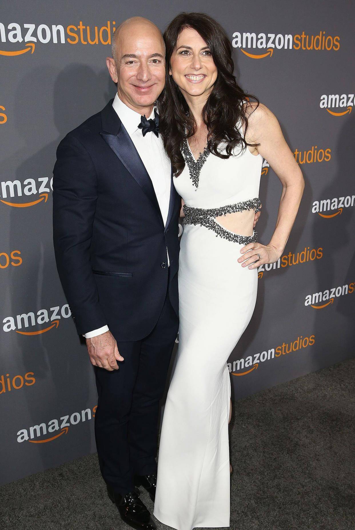 女友穿低胸裙秀好身材,貌美前妻荣登第一富婆_麦肯齐_贝佐斯_劳伦