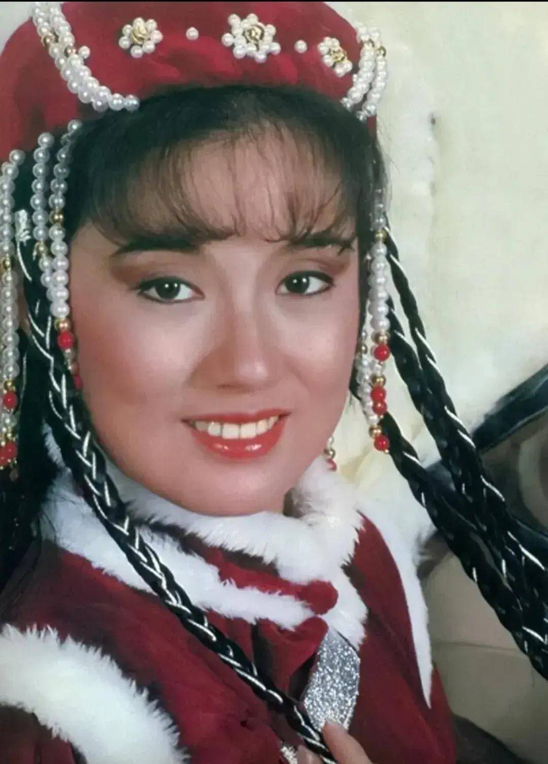 更是与翁美玲,杨盼盼等人一起成为那个时代的巨星,三人也成为了大众口