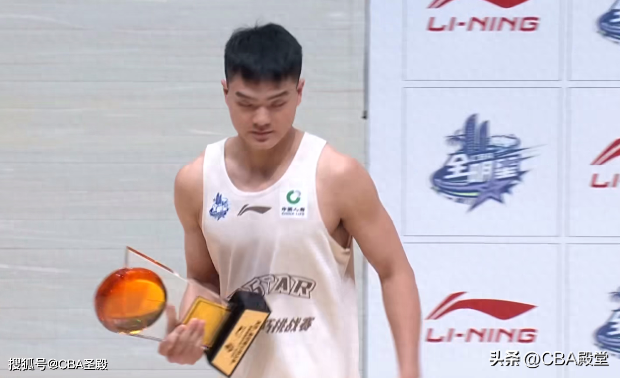 在最后决赛的时候,黎伊扬三分绝杀高诗岩.