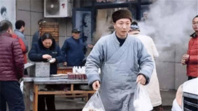 他8年成了22个孩子的爸爸,被开除佛籍赶出寺庙,却