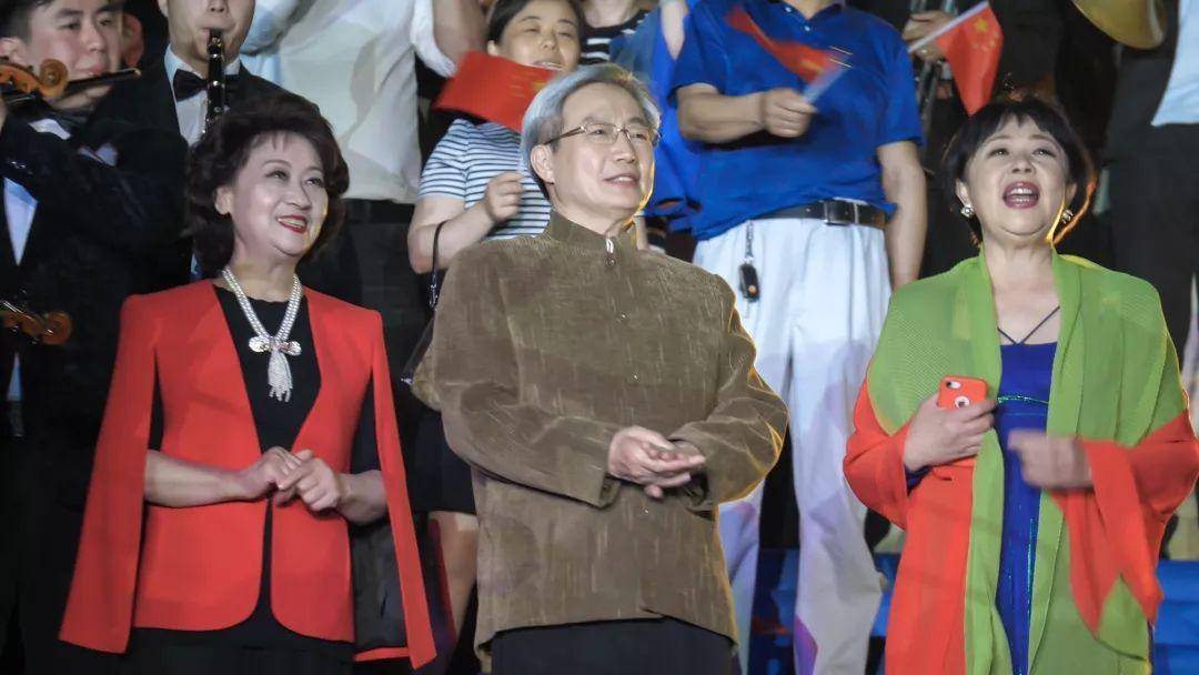 央视主持刘璐:cctv第一位主持人,曾获"抗洪英雄"称号,现如何_生活