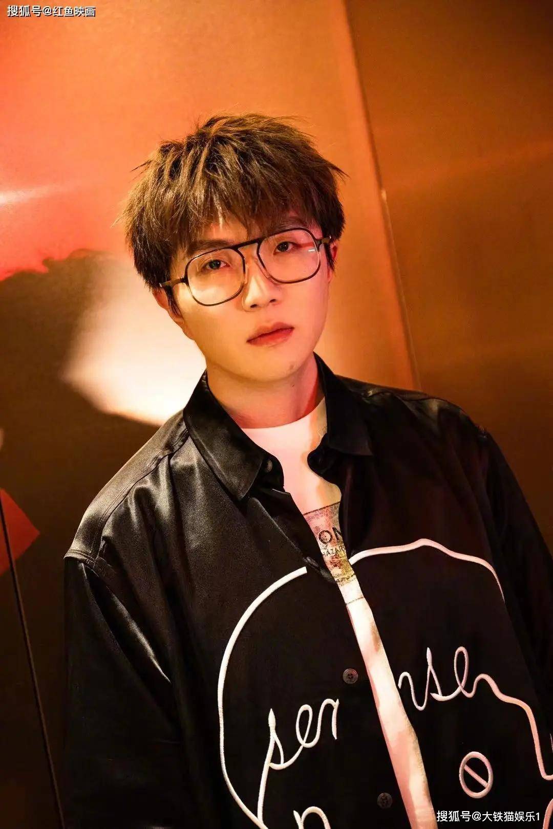 在他成名后的一档综艺节目中,大张伟问他:你不姓毛吧?