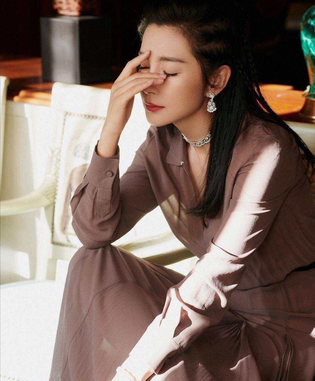 原创没修图的李冰冰脸粗糙身材又走形都中年妇女了还装清纯少女